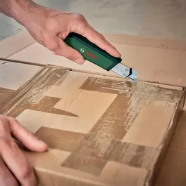 Bosch - Cutter professionnel à lame sectionnable 18 mm avec système de sécurité et logement pour lames de rechange - Outil de découpe précis et sûr