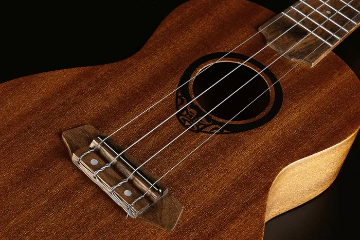 LAG Ukelele Tiki Uku Concert Sapele Satiné – 14 Frettes, Chevalet Palissandre