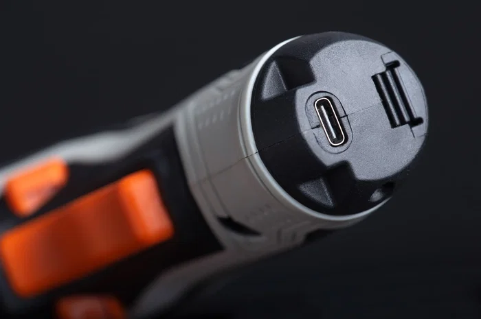 Meister MAS36 Visseuse sans fil 3,6V avec batterie Li-ion 2,0 Ah, couple 5 Nm, vitesse 220 tours/min, éclairage LED et grip confortable