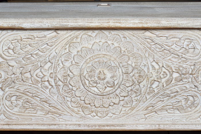 GINER Y COLOMER Baûl coffre de rangement en bois de manguier massif, finition blanc vieilli avec détails en bronze, 150 x 60 x 50 cm
