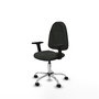 Chaise de bureau Algarra avec mécanisme de contact permanent de base, rembourrée de tissu noir. Équipée d'une base chromée, d'accoudoirs 2D et de roulettes en nylon de 50 mm.