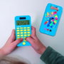 LEXIBOOK Calculatrice de poche Stitch Disney Classic C45D - Fonctions basiques et avancées - Alimentation solaire et batterie AG10 de secours - Pour enfants 3 ans et plus