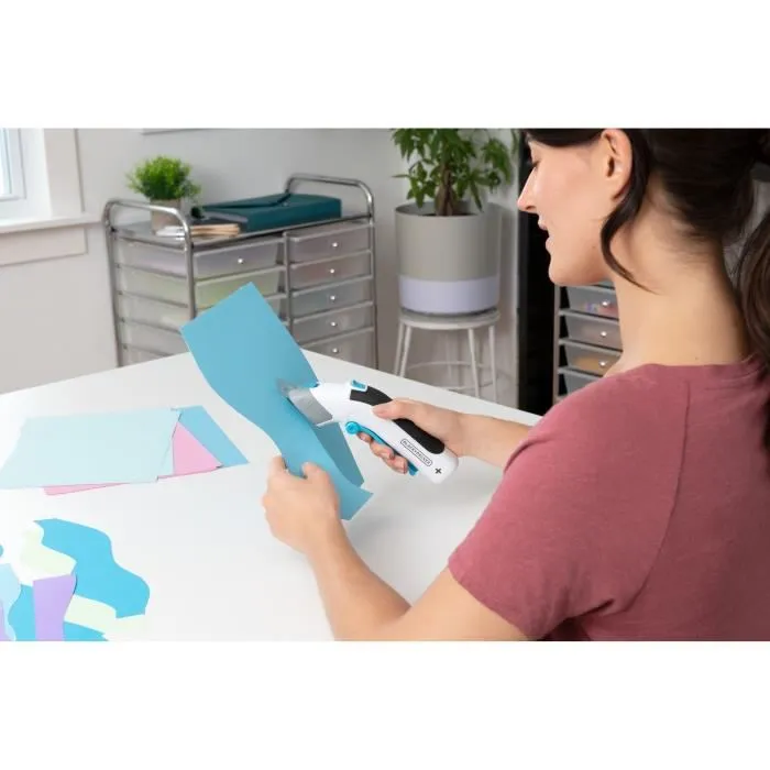 Black + Decker BCSC115-XJ - Ciseau électrique multifonctions sans fil 3,6V - 40 min d'autonomie USB - Avec 2 lames pour tissus, papier, carton, cuir, plastique