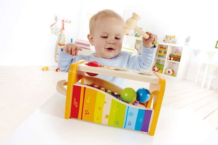 Hape Banc de Musique avec Xylophone en Bois, 2 Modes de Jeu (Xylophone ou Percussion des Billes), Dimensions 24x15x13,5 cm