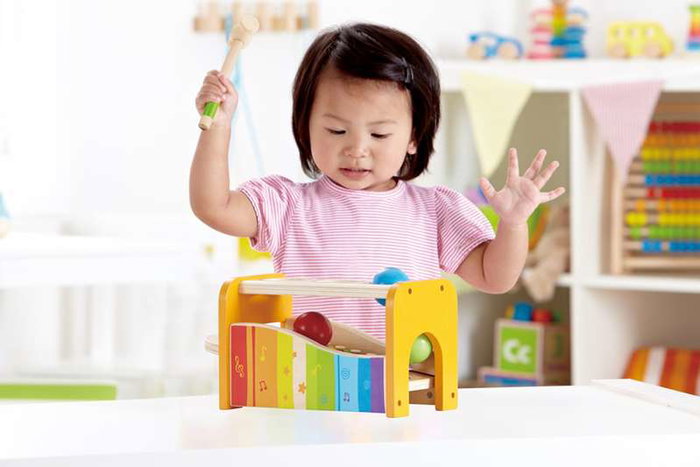 Hape Banc de Musique avec Xylophone en Bois, 2 Modes de Jeu (Xylophone ou Percussion des Billes), Dimensions 24x15x13,5 cm
