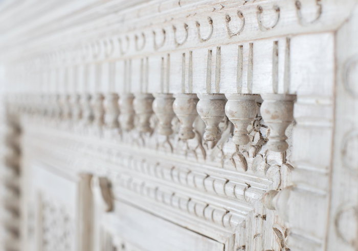 GINER Y COLOMER Buffet en bois de manguier massif sculpté main, finition blanc vieilli, 100x110x40 cm