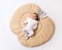 KioKids Couverture d'éveil sensoriel en forme de pomme pour bébé à partir de 2 mois, avec mordador crépitant et étiquettes de tissu, en coton et polyester, couleur beige