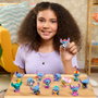 Just Play Disney Stitch That's So Stitch S2 - Figurines Sorpresa Collectibles - Capsule Tropicale avec 13 Figurines Dynamiques - Multilingue (Français Inclus) - À Partir de 3 Ans