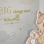 Widdop & Co Tirelire Bambi Disney en Bois Peint Blanc avec Illustration et Phrase Dorée "Big Things Start Small" - Rangement Argent
