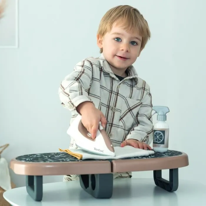 Smoby - Planche à repasser pliable Tefal réaliste avec fer et bouteille spray - Jeu d'imitation pour enfants dès 3 ans - Made in France