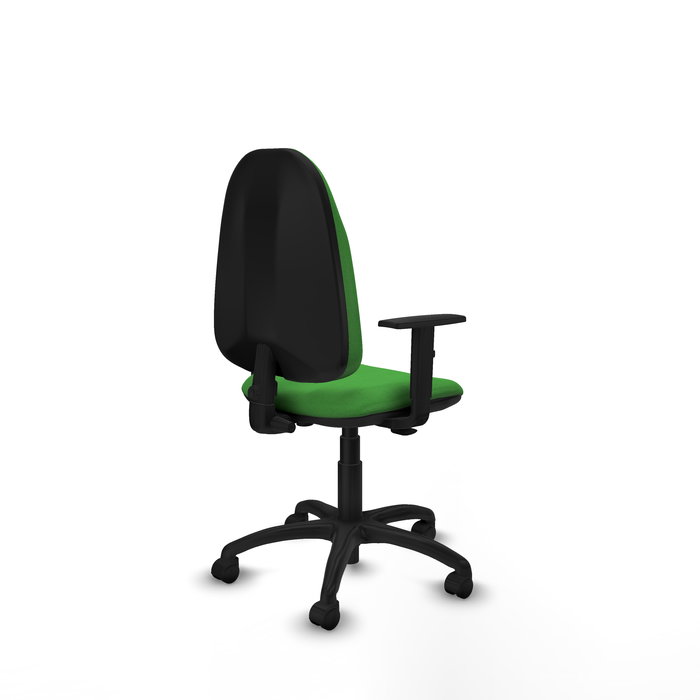 Chaise de bureau Algarra avec mécanisme de contact permanent de base, recouverte de tissu vert. Équipée d'une base en polyamide noir, d'accoudoirs 1D et de roulettes en nylon de 50 mm.