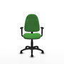 Chaise de bureau Algarra avec mécanisme de contact permanent de base, recouverte de tissu vert. Équipée d'une base en polyamide noir, d'accoudoirs 1D et de roulettes en nylon de 50 mm.