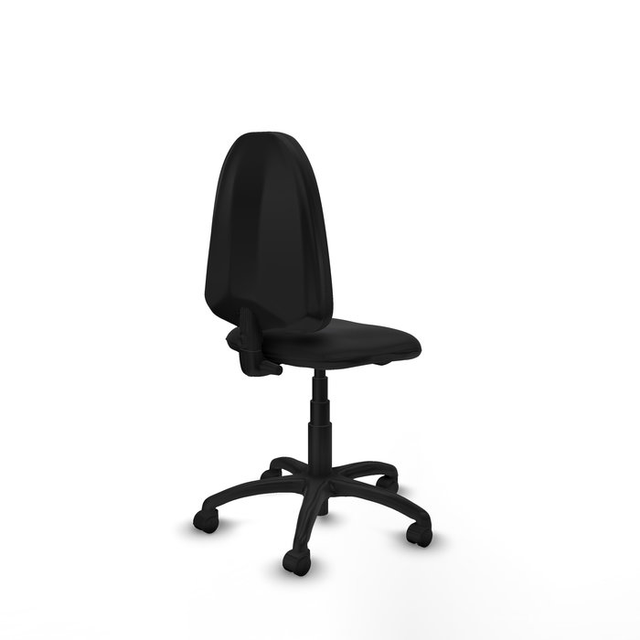 Chaise de bureau Aýna avec mécanisme de contact permanent de base, revêtue de simili cuir noir. Équipée d'une base en polyamide noir, sans accoudoirs et de roulettes en nylon de 50 mm.