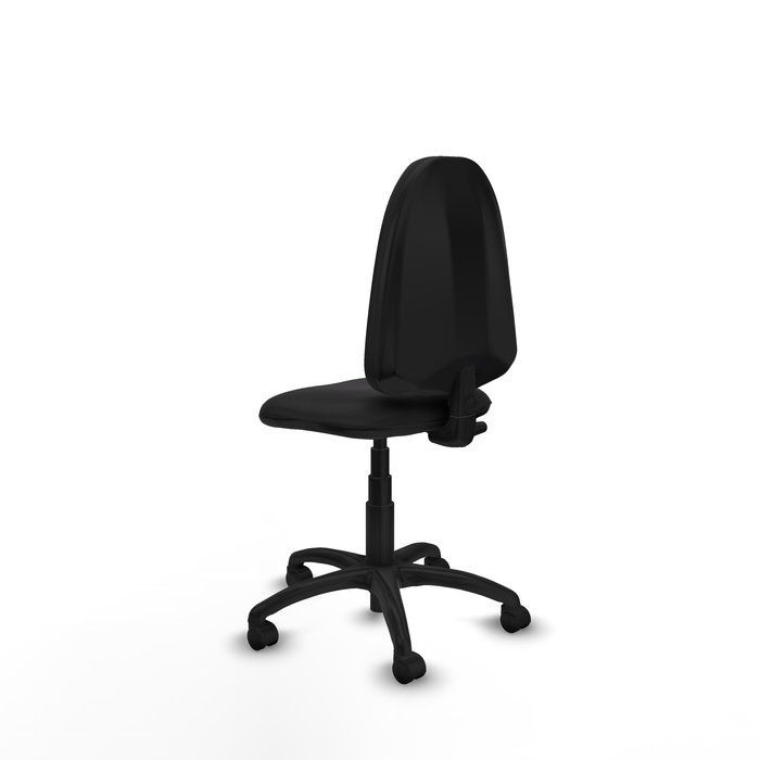 Chaise de bureau Aýna avec mécanisme de contact permanent de base, revêtue de simili cuir noir. Équipée d'une base en polyamide noir, sans accoudoirs et de roulettes en nylon de 50 mm.