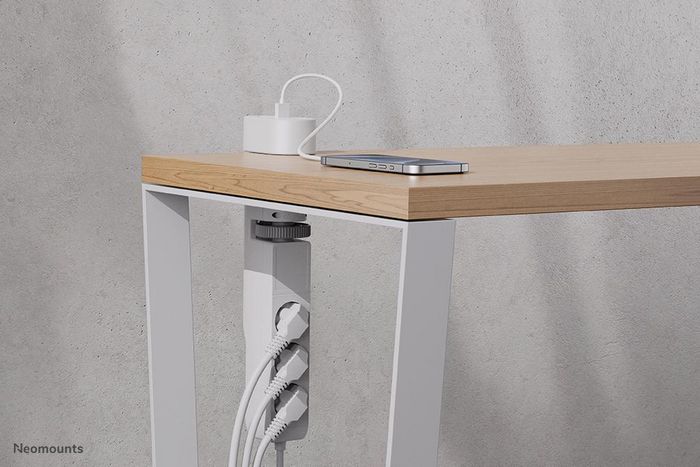 Neomounts DS22-840WH6 VOLT Prise de Bureau avec Pince, 2x USB-C 20W, 1x USB-A 18W, 3 Prises 230V Type F 3680W, Charge Rapide, Cordon 1,4m - Blanc