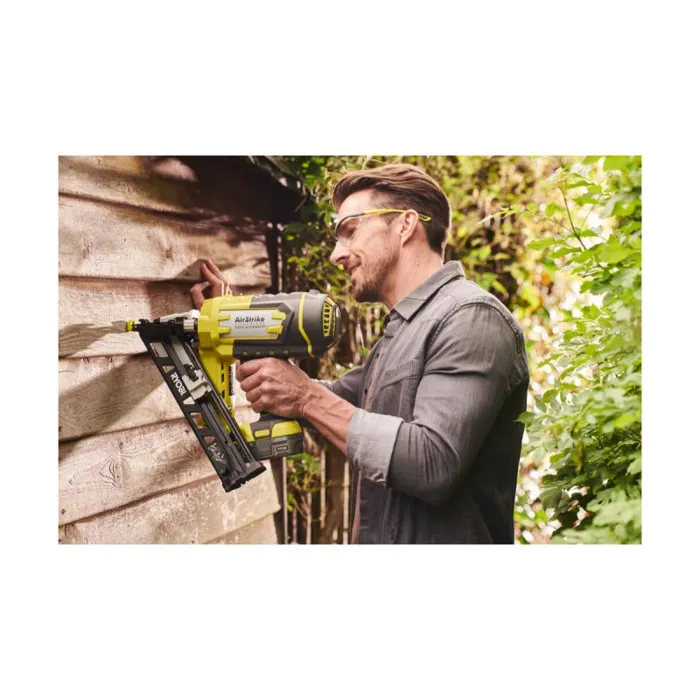 Ryobi R15GN18-0 Cloueur de finition incliné 15G sans air comprimé 18V One+, longueur de clous 25-64 mm, sans batterie ni chargeur