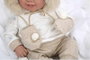 Muñecas Arias Poupée Elegance Zoe avec manchons, peluche lestée corps souple 45 cm, langues: espagnol