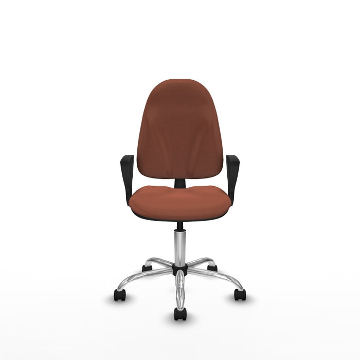 Chaise de bureau Algarra avec mécanisme de contact permanent de base, rembourrée de tissu marron. Équipée d'une base chromée, d'accoudoirs fixes et de roulettes en nylon de 50 mm.