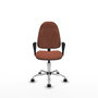 Chaise de bureau Algarra avec mécanisme de contact permanent de base, rembourrée de tissu marron. Équipée d'une base chromée, d'accoudoirs fixes et de roulettes en nylon de 50 mm.