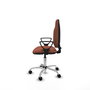 Chaise de bureau Algarra avec mécanisme de contact permanent de base, rembourrée de tissu marron. Équipée d'une base chromée, d'accoudoirs fixes et de roulettes en nylon de 50 mm.