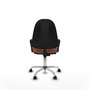 Chaise de bureau Algarra avec mécanisme de contact permanent de base, rembourrée de tissu marron. Équipée d'une base chromée, d'accoudoirs fixes et de roulettes en nylon de 50 mm.