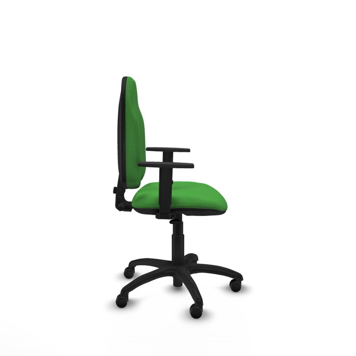 Chaise de bureau Algarra avec mécanisme de contact permanent de base, recouverte de tissu vert. Équipée d'une base en polyamide noir, d'accoudoirs 1D et de roulettes pour parquet
