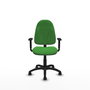 Chaise de bureau Algarra avec mécanisme de contact permanent de base, recouverte de tissu vert. Équipée d'une base en polyamide noir, d'accoudoirs 1D et de roulettes pour parquet