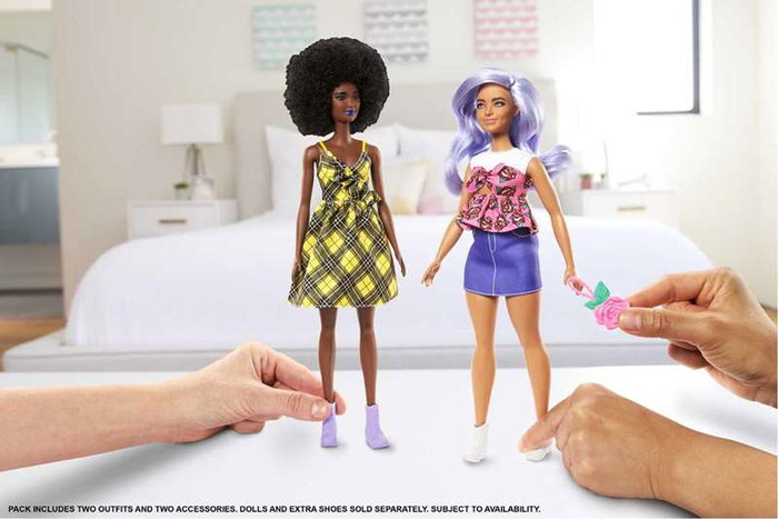 Mattel - Pack de robes et accessoires pour poupée Barbie, looks de mode - Modèles assortis, jeu en espagnol/portugais, à partir de 3 ans