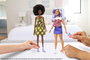Mattel - Pack de robes et accessoires pour poupée Barbie, looks de mode - Modèles assortis, jeu en espagnol/portugais, à partir de 3 ans