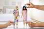 Mattel - Pack de robes et accessoires pour poupée Barbie, looks de mode - Modèles assortis, jeu en espagnol/portugais, à partir de 3 ans