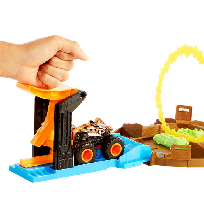 Hot Wheels - Rueda de Acrobacias Monster Trucks - Set de Jeu avec Rampe, Podium et Système de Score - Comprend 1 Camion, 2 Voitures 1:64 et 2 Véhicules Détruits - À Partir de 3 Ans
