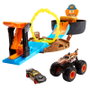 Hot Wheels - Rueda de Acrobacias Monster Trucks - Set de Jeu avec Rampe, Podium et Système de Score - Comprend 1 Camion, 2 Voitures 1:64 et 2 Véhicules Détruits - À Partir de 3 Ans