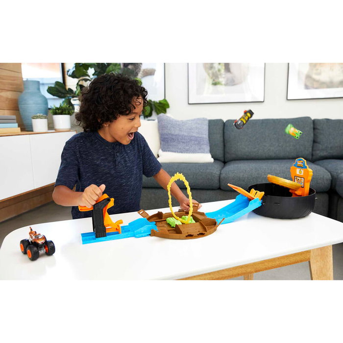Hot Wheels - Rueda de Acrobacias Monster Trucks - Set de Jeu avec Rampe, Podium et Système de Score - Comprend 1 Camion, 2 Voitures 1:64 et 2 Véhicules Détruits - À Partir de 3 Ans