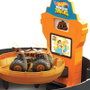 Hot Wheels - Rueda de Acrobacias Monster Trucks - Set de Jeu avec Rampe, Podium et Système de Score - Comprend 1 Camion, 2 Voitures 1:64 et 2 Véhicules Détruits - À Partir de 3 Ans