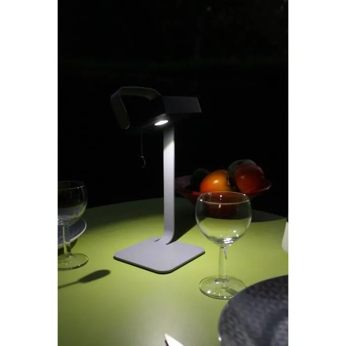 Lampe de table solaire Easy - Aluminium gris avec LED et éclairage blanc chaud de 30 lumens - Tête orientable - Rechargeable par panneau solaire Lampe de table solaire Easy - Aluminium gris avec LED et éclairage blanc chaud de 30 lumens - Tête orientable - Rechargeable par panneau solaire