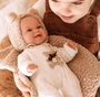 Muñecas Arias - Muñeca Elegance Babyto marron avec manta (peluche lestée) 35 cm, corps souple, langue du produit espagnol