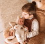 Muñecas Arias - Muñeca Elegance Babyto marron avec manta (peluche lestée) 35 cm, corps souple, langue du produit espagnol