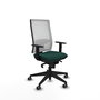 Chaise de bureau Horna avec mécanisme synchrone, revêtue de similicuir vert bouteille et de maille blanche. Équipée d'un soutien lombaire 1D, d'accoudoirs 1D et de roulettes de 65 mm pour parquet
