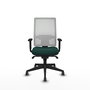 Chaise de bureau Horna avec mécanisme synchrone, revêtue de similicuir vert bouteille et de maille blanche. Équipée d'un soutien lombaire 1D, d'accoudoirs 1D et de roulettes de 65 mm pour parquet