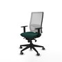 Chaise de bureau Horna avec mécanisme synchrone, revêtue de similicuir vert bouteille et de maille blanche. Équipée d'un soutien lombaire 1D, d'accoudoirs 1D et de roulettes de 65 mm pour parquet