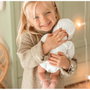 Arias Poupée Bébé Elgance Andie Rosa 40 cm avec Couffin et Mécanisme de Pleurs