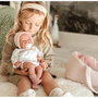 Arias Poupée Bébé Elgance Andie Rosa 40 cm avec Couffin et Mécanisme de Pleurs