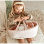 Arias Poupée Bébé Elgance Andie Rosa 40 cm avec Couffin et Mécanisme de Pleurs