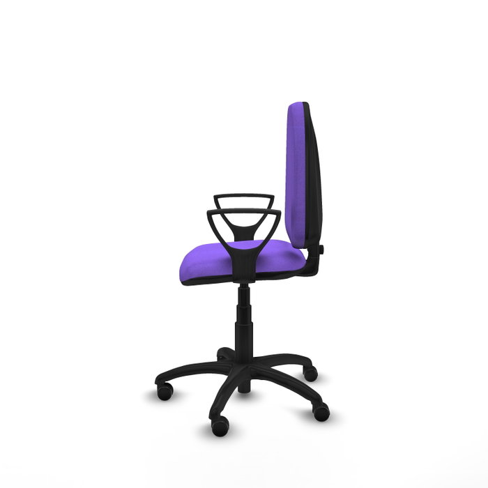 Chaise de bureau Aýna avec mécanisme de contact permanent de base, revêtue de tissu couleur lilas. Équipée d'une base en polyamide noir, d'accoudoirs fixes et de roulettes autobloquantes