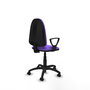 Chaise de bureau Aýna avec mécanisme de contact permanent de base, revêtue de tissu couleur lilas. Équipée d'une base en polyamide noir, d'accoudoirs fixes et de roulettes autobloquantes