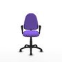 Chaise de bureau Aýna avec mécanisme de contact permanent de base, revêtue de tissu couleur lilas. Équipée d'une base en polyamide noir, d'accoudoirs fixes et de roulettes autobloquantes