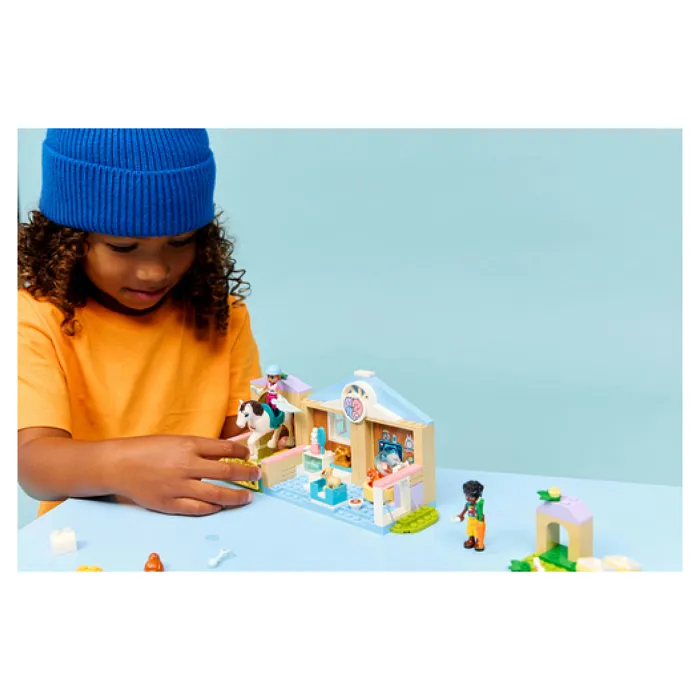 Lego Friends 42696 - La Clinique Vétérinaire - Jeu de Construction avec Mini-Poupées, Animaux et Accessoires - Cadeau pour Fille ou Garçon 4 Ans et Plus