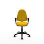 Chaise de bureau Aýna avec mécanisme de contact permanent de base, rembourrée de tissu jaune. Équipée d'une base en polyamide noir, d'accoudoirs fixes et de roulettes en nylon de 50 mm