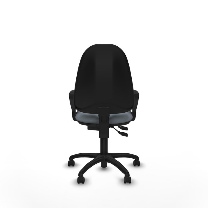 Chaise de bureau Algarra avec mécanisme à double poignée à contact permanent, recouverte de tissu gris. Équipée d'une base en polyamide noir, d'accoudoirs fixes et de roulettes autobloquantes