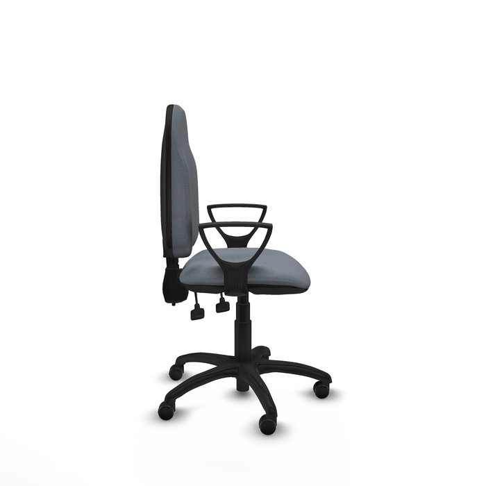 Chaise de bureau Algarra avec mécanisme à double poignée à contact permanent, recouverte de tissu gris. Équipée d'une base en polyamide noir, d'accoudoirs fixes et de roulettes autobloquantes